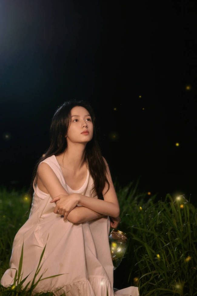 周也夏日写真发布 穿温柔白裙与萤火虫共舞