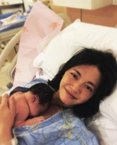 ​39岁欧弟深夜二胎得女，产后媳妇素颜超美，刚出生女儿正面曝光