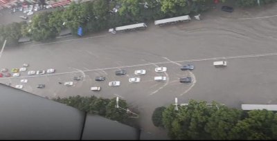 ​长沙遭暴雨袭击：雨水灌入地下商场，多条地铁线路停运
