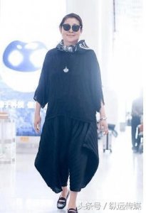 ​倪萍现身机场，这次终于不需要人扶了，多年的病根终于好转了