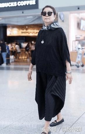 倪萍现身机场,这次终于不需要人扶了,多年的病根终于好转了