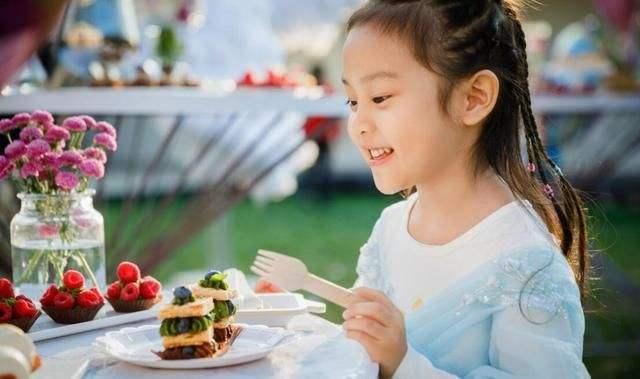 贾乃亮的女儿才叫逆生长,越长越好看,气质出众堪比“整容”