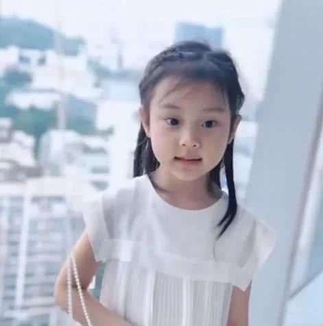 贾乃亮的女儿才叫逆生长,越长越好看,气质出众堪比“整容”