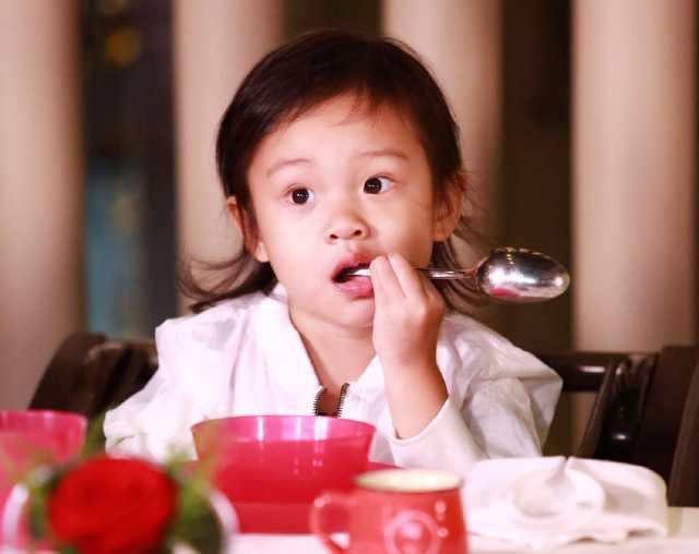 贾乃亮的女儿才叫逆生长,越长越好看,气质出众堪比“整容”