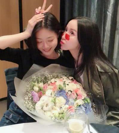 娄艺潇和邓家佳是一对超级好闺蜜,知道对方家里的门锁密码