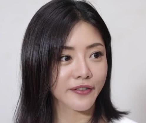 娄艺潇和邓家佳是一对超级好闺蜜,知道对方家里的门锁密码