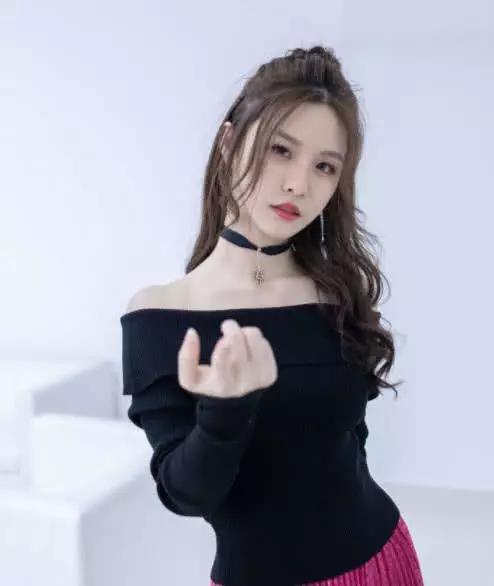 女主播阿冷旧照曝光，昔日校花女神，网友：现在长“残了”！