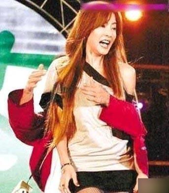 女星也不容易,看看这尴尬的“咸猪手”让她们很无奈