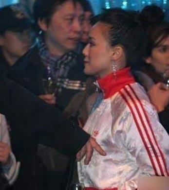 女星也不容易,看看这尴尬的“咸猪手”让她们很无奈