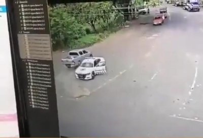 ​监控拍下骇人一幕！嚣张毒贩公然堵截军警，持枪绑票后扬长而去