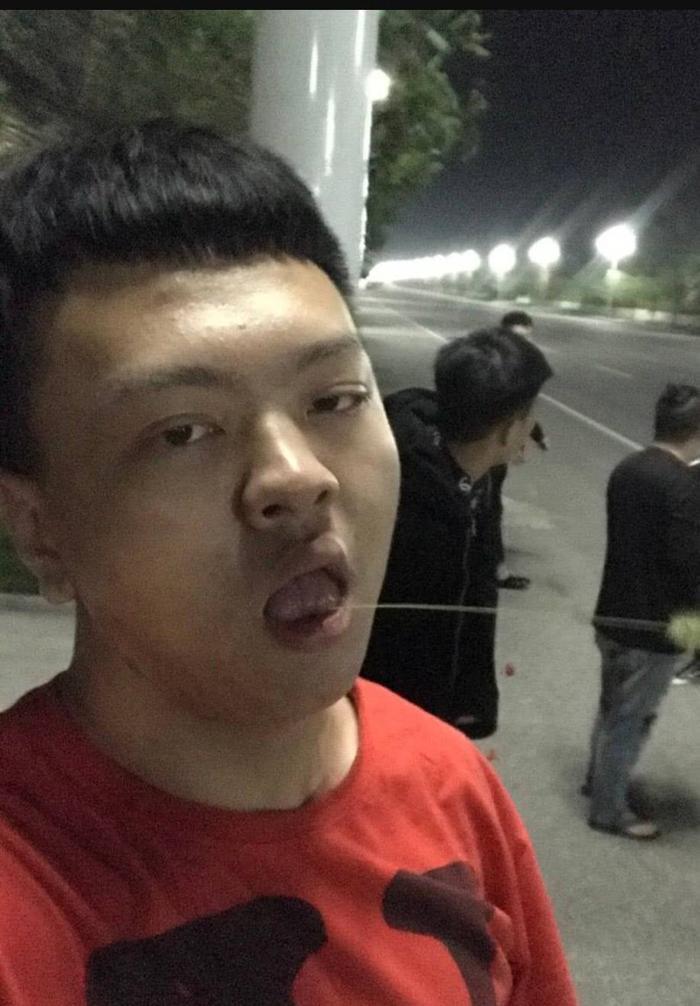 变形计富二代张赢天：爸爸脑袋被驴踢了，妈妈脑袋被大铁门挤了！