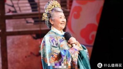 ​扒一扒诗歌朗诵节目出现了多少汉服？汉服奶奶登台朗诵：记住吧，有一件羽衣名