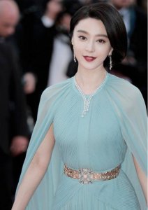 ​龙袍、仙鹤裙…扒扒范冰冰征战戛纳红毯的16套战袍