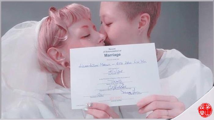 17岁时还是女生打扮的吴卓林,19岁时就和31岁同性女友结婚