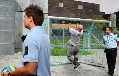 ​你听说过五星级监狱吗？耗资2400亿打造，配备美女狱警陪犯人吃饭