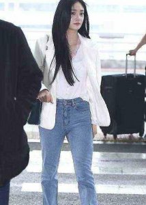 ​周洁琼机场照现真面目，脸虽小但是脖粗腿短全占了？原来全靠P