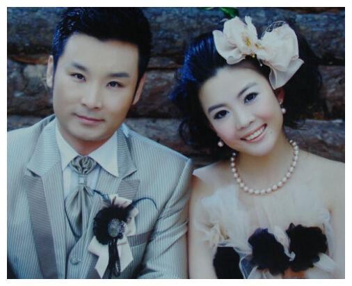 歌唱家刘和刚近况,,首述父母身份,自爆和妻子相识三个月闪婚
