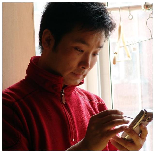 歌唱家刘和刚近况,,首述父母身份,自爆和妻子相识三个月闪婚