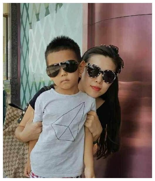 歌唱家刘和刚近况,,首述父母身份,自爆和妻子相识三个月闪婚