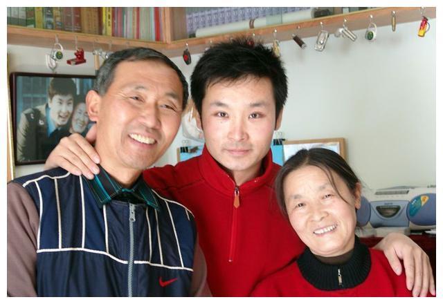 歌唱家刘和刚近况,,首述父母身份,自爆和妻子相识三个月闪婚