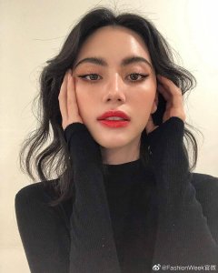 ​Mai Davika | 注重水光感的混血浓颜妆