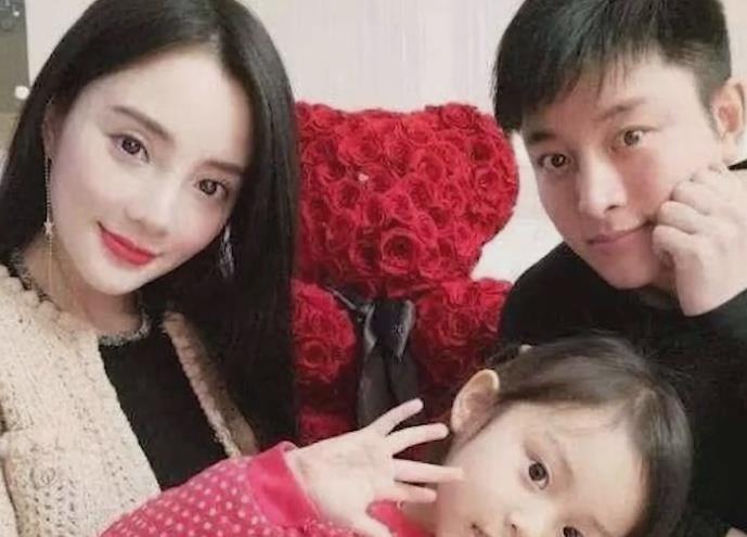 实锤？粉丝曝李小璐“结婚证”，对象名字太显眼！贾乃亮仍单身？