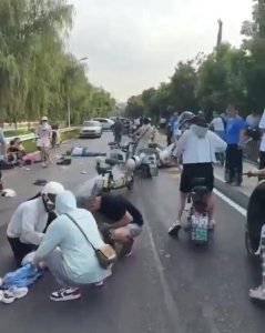 ​武汉江夏区一小学附近突发车祸，目击者称肇事司机想逃逸被拦下，当地：多人受