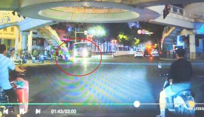 ​湖北恩施一辆直行洒水车撞倒左转骑车人致其身亡，是否抢灯引争议，警方介入