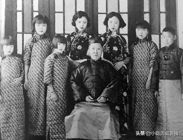 溥仪与七位妹妹罕见合影照片，末代格格们貌美如花，气质高贵