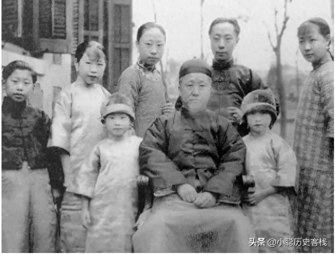 溥仪与七位妹妹罕见合影照片，末代格格们貌美如花，气质高贵