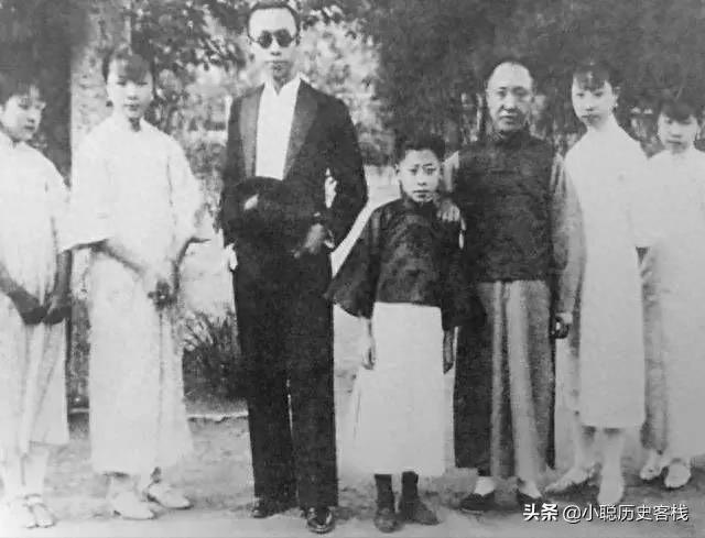 溥仪与七位妹妹罕见合影照片，末代格格们貌美如花，气质高贵