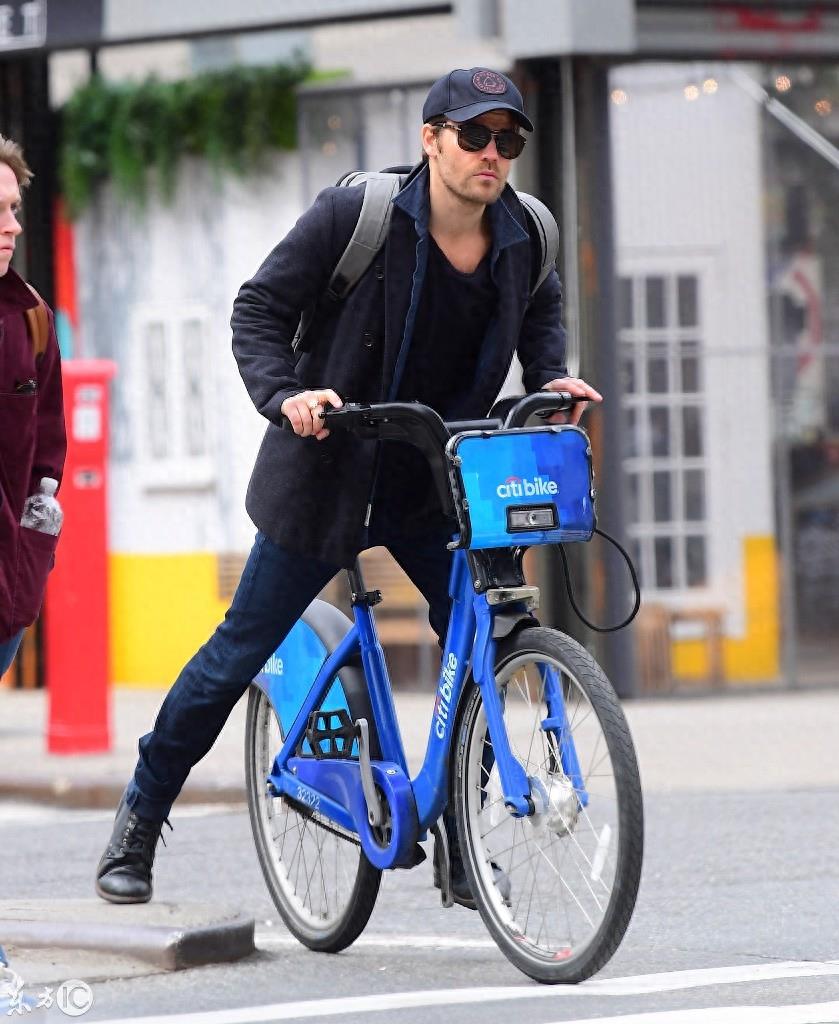 《吸血鬼日记》男主Paul Wesley现身纽约街头，名气已不复当年！