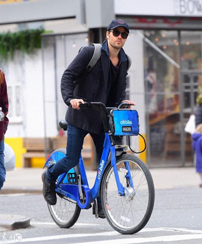 《吸血鬼日记》男主Paul Wesley现身纽约街头，名气已不复当年！