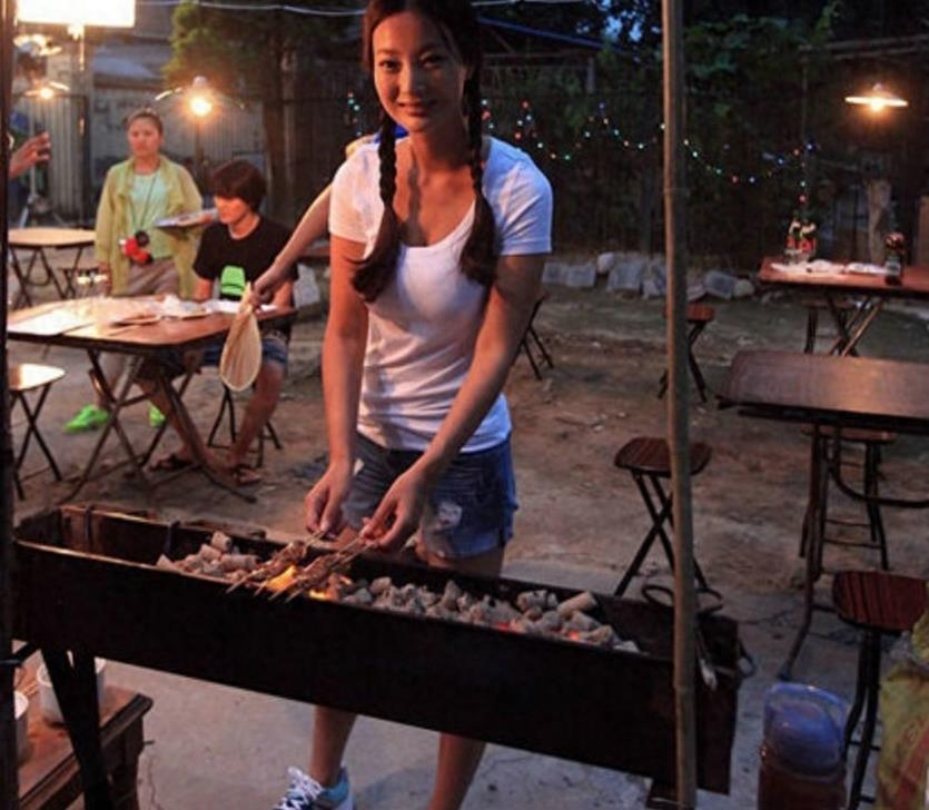 《一路向西》女主角王李丹妮近照，网友：28岁就成这样了？