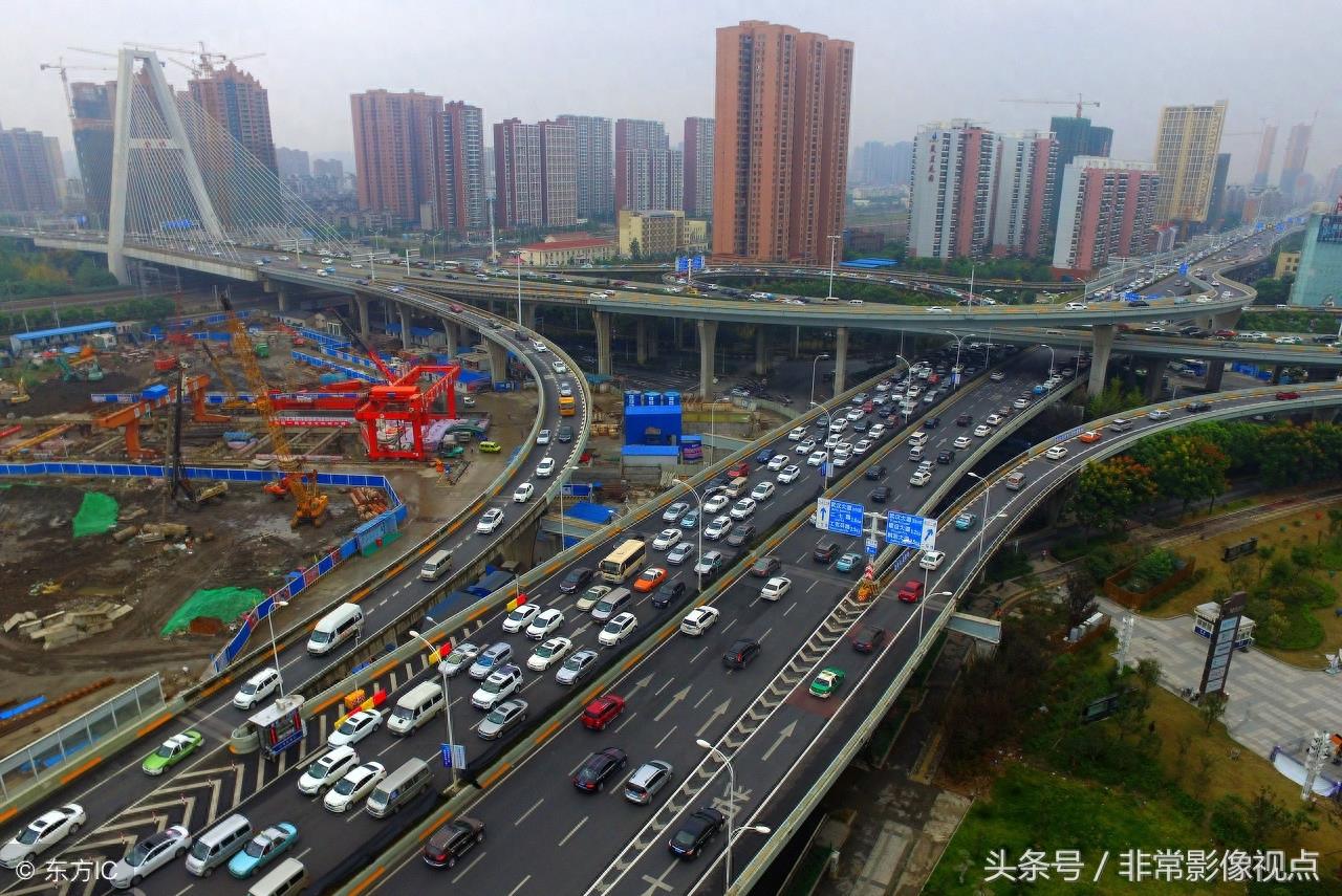 一组往年国庆高速堵车图片，建议朋友们多选择高铁飞机等工具出游