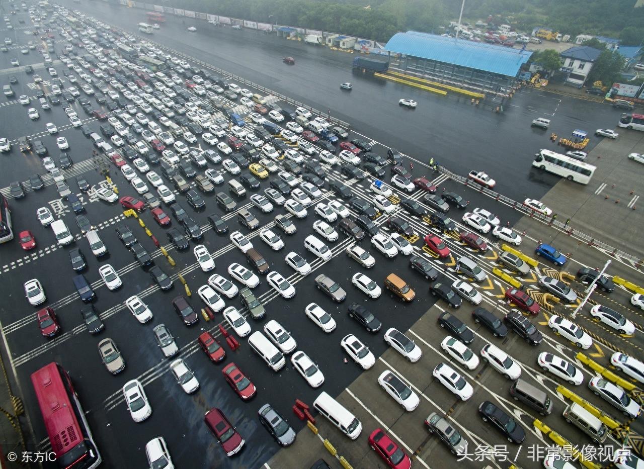 一组往年国庆高速堵车图片，建议朋友们多选择高铁飞机等工具出游
