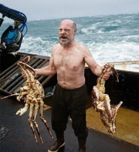 ​实拍阿拉斯加捕蟹人生命随时被剥夺，累了就躺在成堆螃蟹中休息