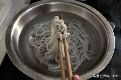 ​家庭版自制粉条，牢记2大步骤，粉条劲道不易断，比买的还好吃