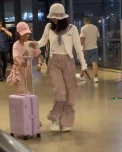 ​爱马与妹妹近照曝光16岁爱马酷似父亲妹妹完美继承马伊琍颜值