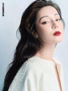 ​迪丽热巴尽情释放玩心，巴黎街头跳楼玩耍，活力四溢超放松！