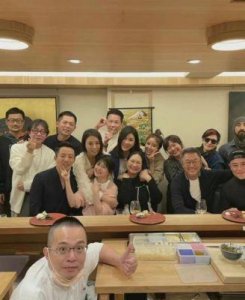 ​王伟忠携妻子林慧晶亮相，64岁依然时尚引人注目，意外撞脸张嘉译