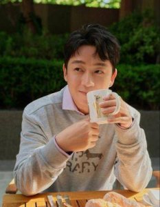 ​潘粤明与尹姝贻领证结婚：温柔大叔的爱情长跑与幸福新篇