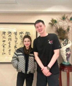 ​杨鸣妻子的个人资料与家庭背景揭秘