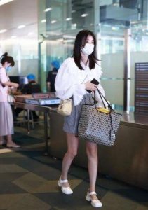 ​乔欣被疑嫁入豪门，现身上海机场展现贵妇风范