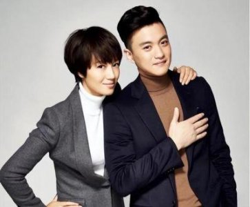 ​周一围与朱丹夫妇出席活动，时尚感满满，显得年轻了许多