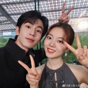 ​赵今麦剧里甜蜜互动引发恋情猜测，郭俊辰独自骑摩托外出加油兜风