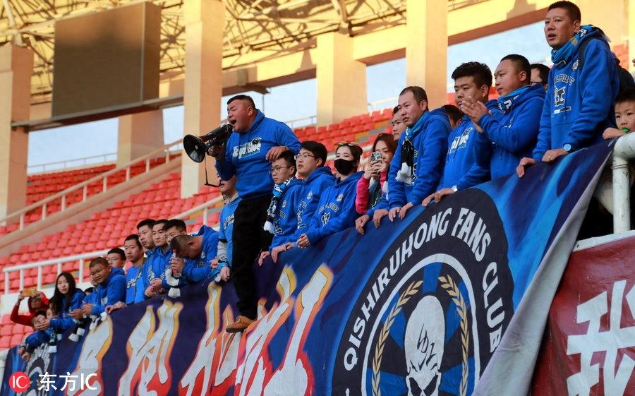 大连超越提前一轮降入中乙 赛后拉横幅谢场 球迷燃焰火回应