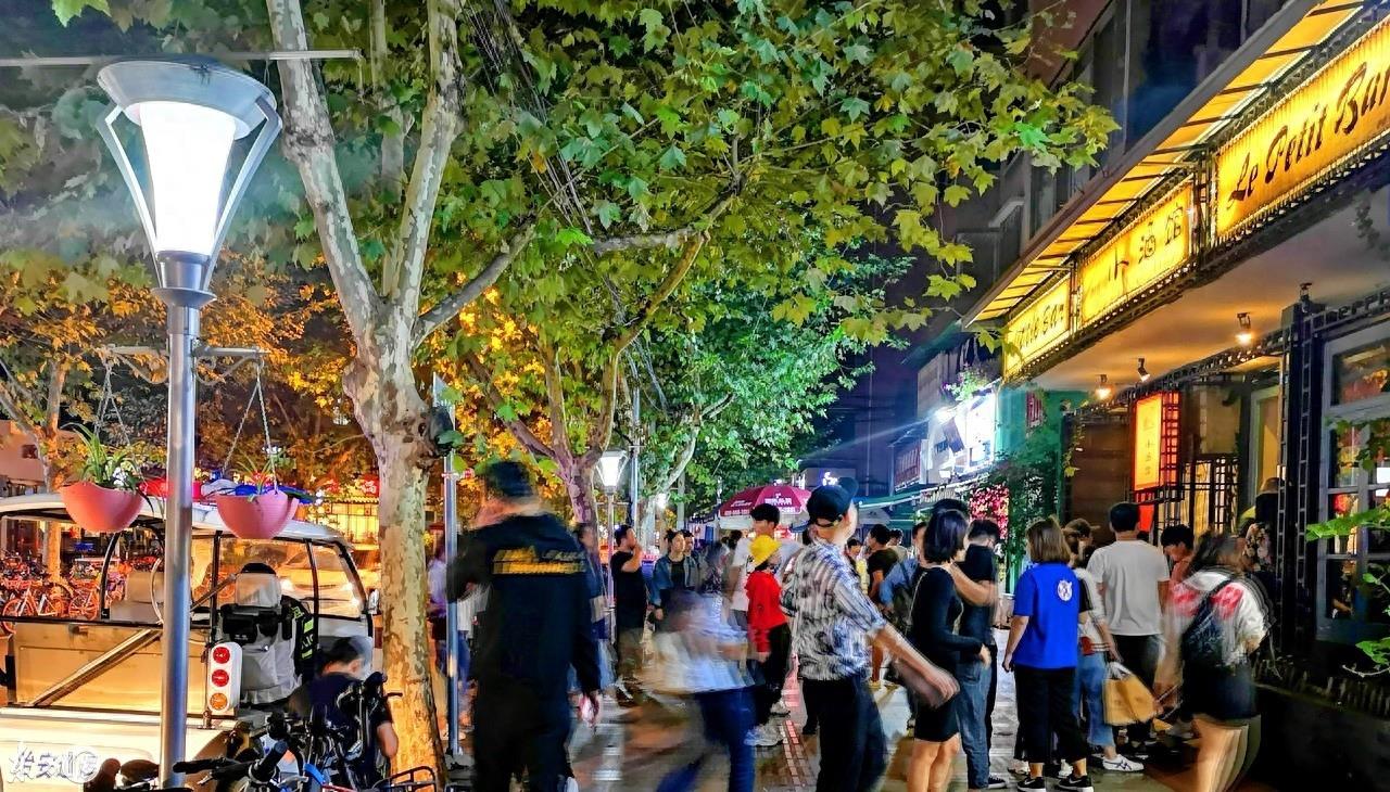 《成都》里玉林路上的小酒馆是真实存在的诶，和你想象中的一样吗