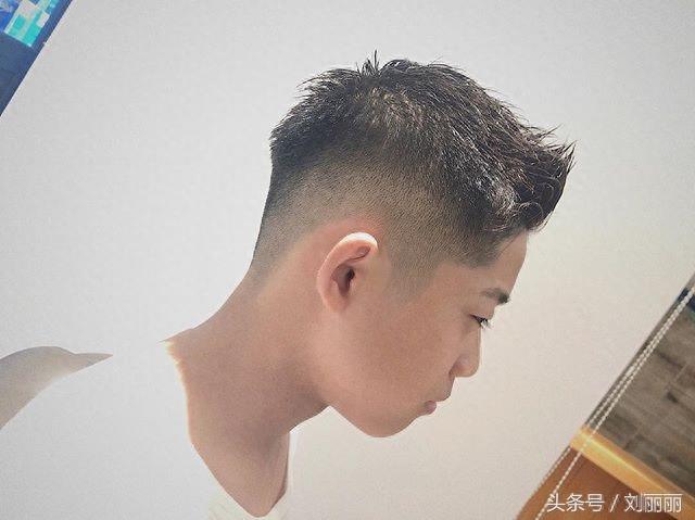 最新“周边光”男士发型16款，帅炸了