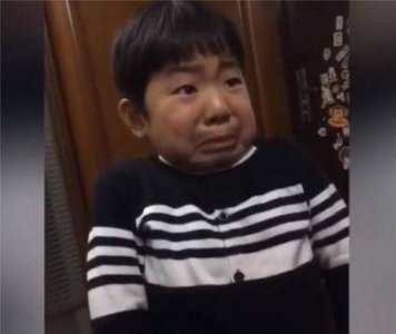 ​还记得表情包下嘴唇抖动男孩吗？他都有弟弟了？